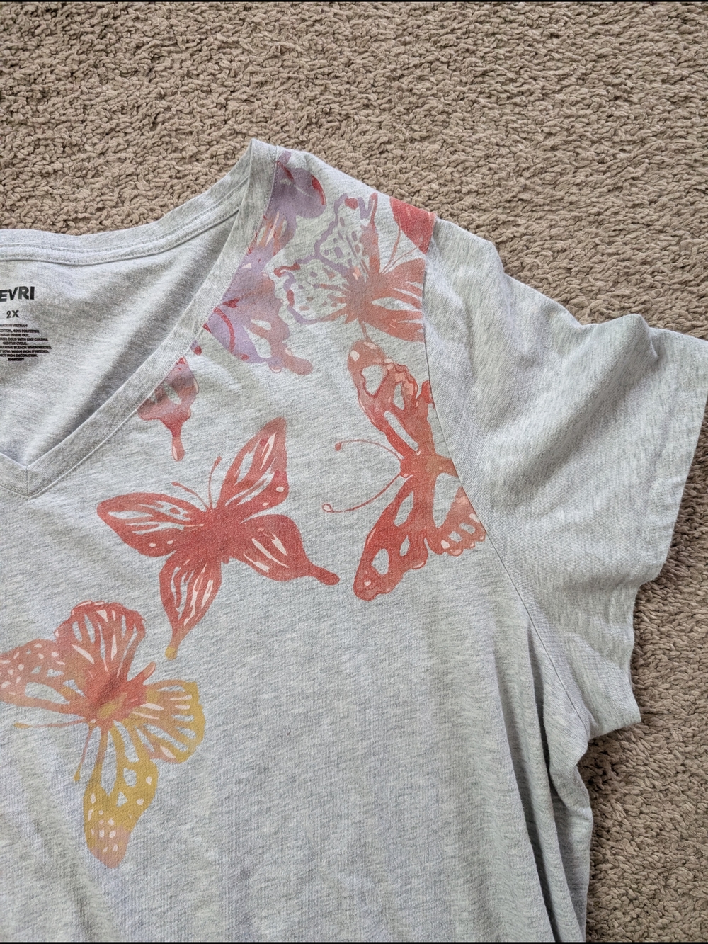 EVRI Light Grey V-Neck Tee with Pink Coral Butterfly Print 2X - Picture 4 of 7
